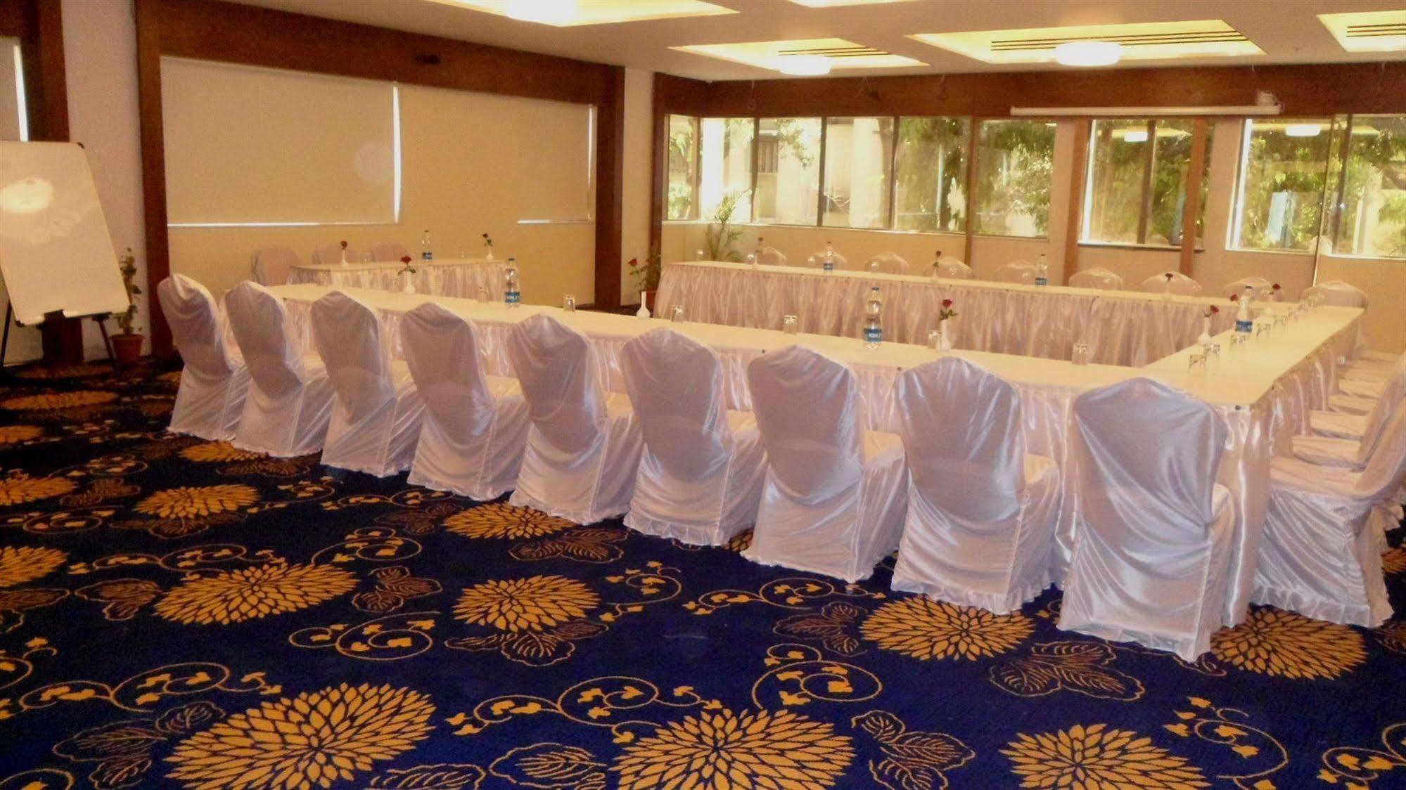 Tarawade Clarks Inn Pune Exterior foto